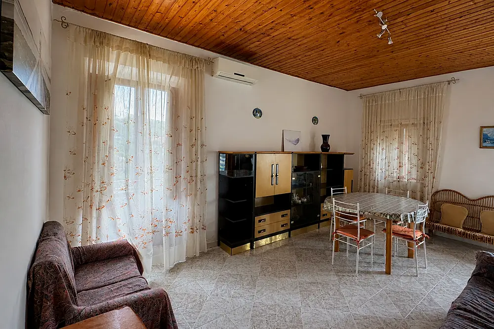Soggiorno con soffitto ligneo