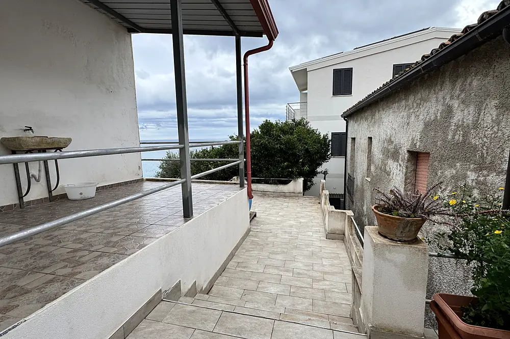Terrazzo e accesso laterale